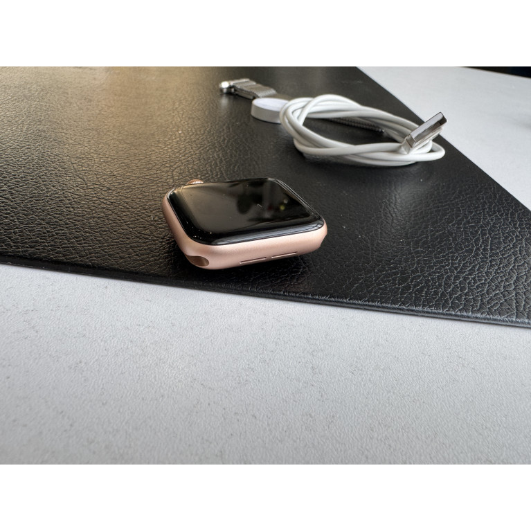 Apple Watch SE 2020 40 мм Золотые Б/У