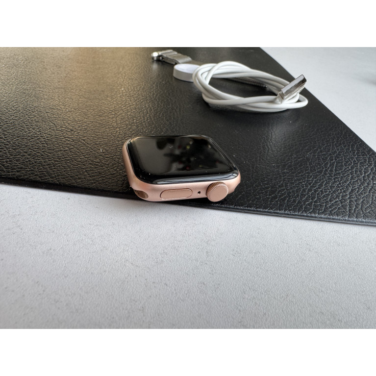Apple Watch SE 2020 40 мм Золотые Б/У
