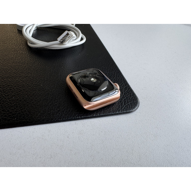 Apple Watch SE 2020 40 мм Золотые Б/У