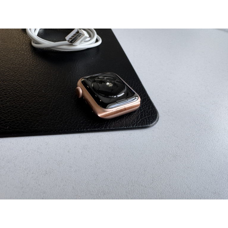 Apple Watch SE 2020 40 мм Золотые Б/У