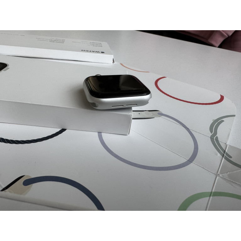 Apple Watch SE 2023 40 мм Серебристые Б/У