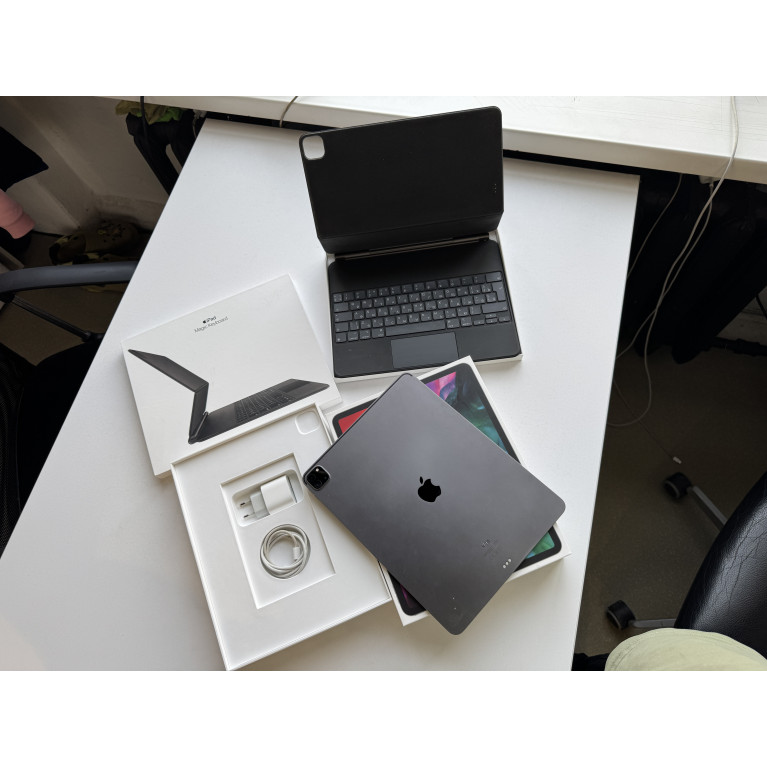 iPad Pro 2020 12,9 Wi-Fi 128Гб Серый космос + Magic Keyboard Б/У 