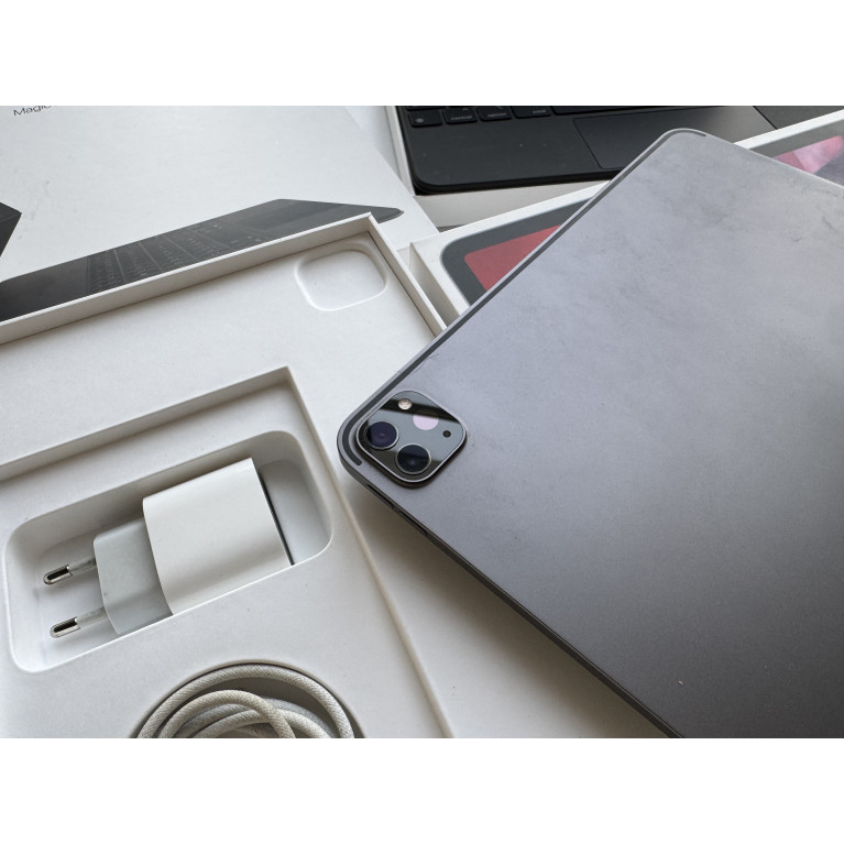 iPad Pro 2020 12,9 Wi-Fi 128Гб Серый космос + Magic Keyboard Б/У 