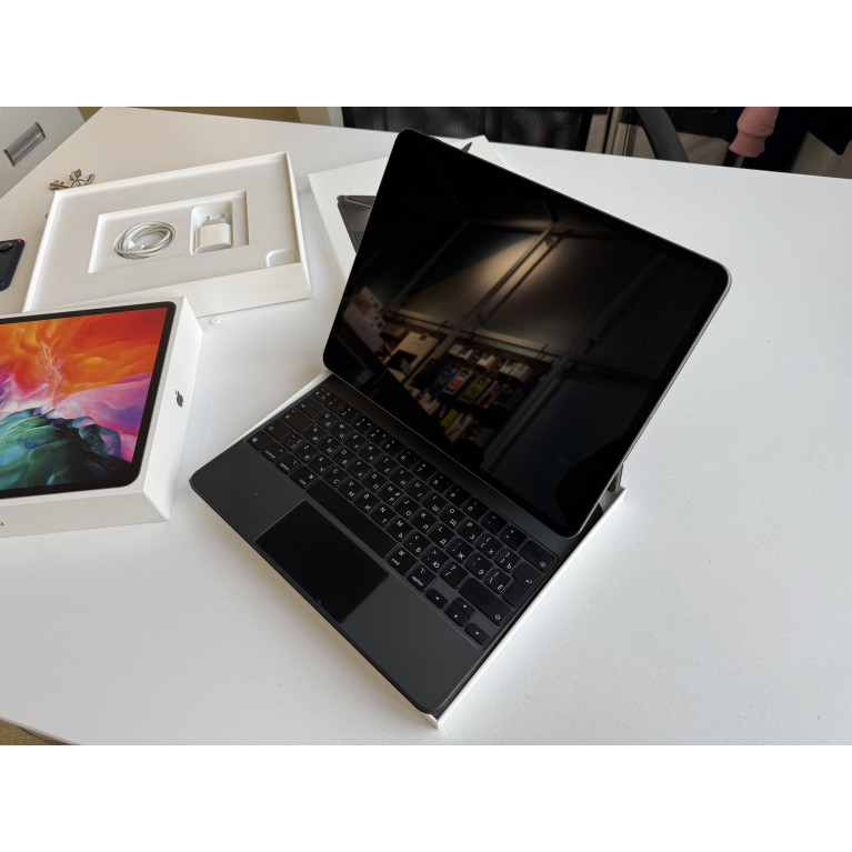 iPad Pro 2020 12,9 Wi-Fi 128Гб Серый космос + Magic Keyboard Б/У 