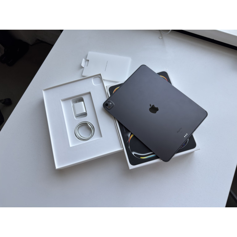 iPad Pro 2024 13 Wi-Fi + Cellular 256Гб Черный космос Б/У