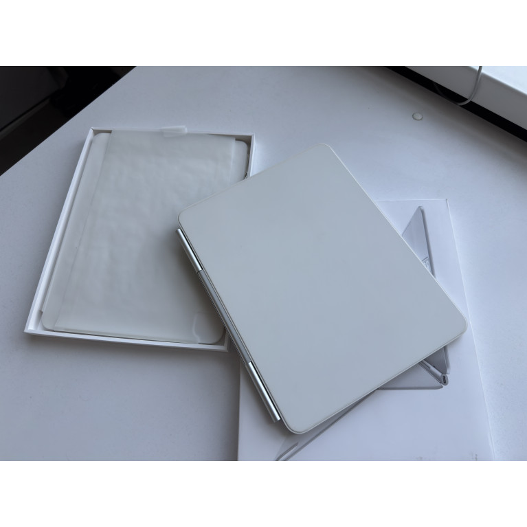 Чехол-клавиатура Magic Keyboard для iPad Pro 13 белая Б/У