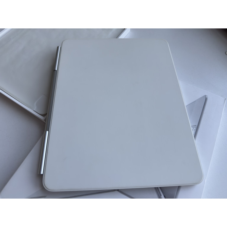 Чехол-клавиатура Magic Keyboard для iPad Pro 13 белая Б/У