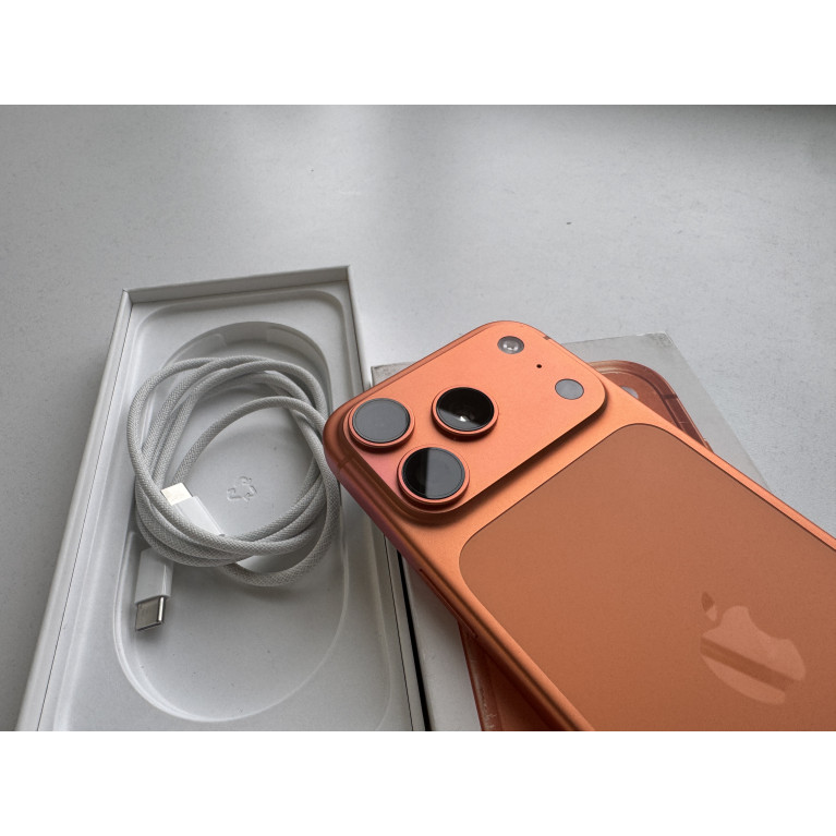 iPhone 17 Pro 1 Тб Космический оранжевый Б/У