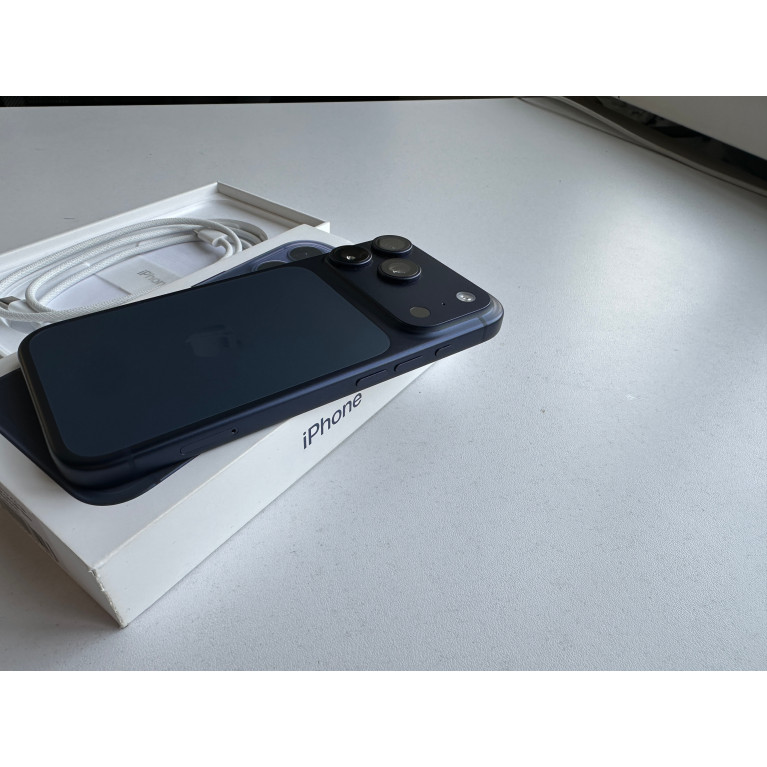 iPhone 17 Pro 256 Гб nanoSim + eSim Глубокий синий Б/У