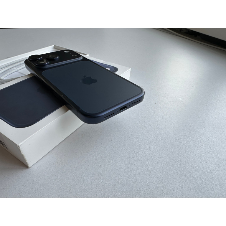 iPhone 17 Pro 256 Гб nanoSim + eSim Глубокий синий Б/У