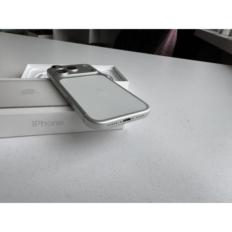 iPhone 17 Pro 256 Гб Серебристый Б/У