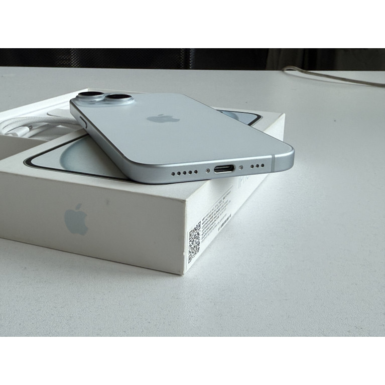 iPhone 15 256 Гб Голубой Б/У