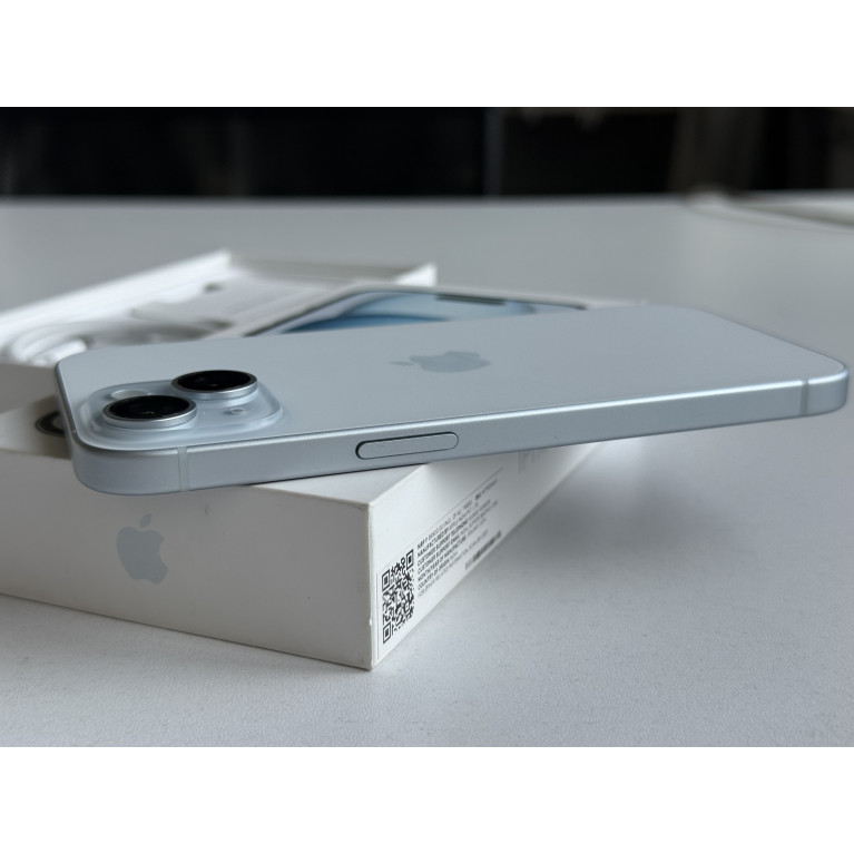 iPhone 15 256 Гб Голубой Б/У