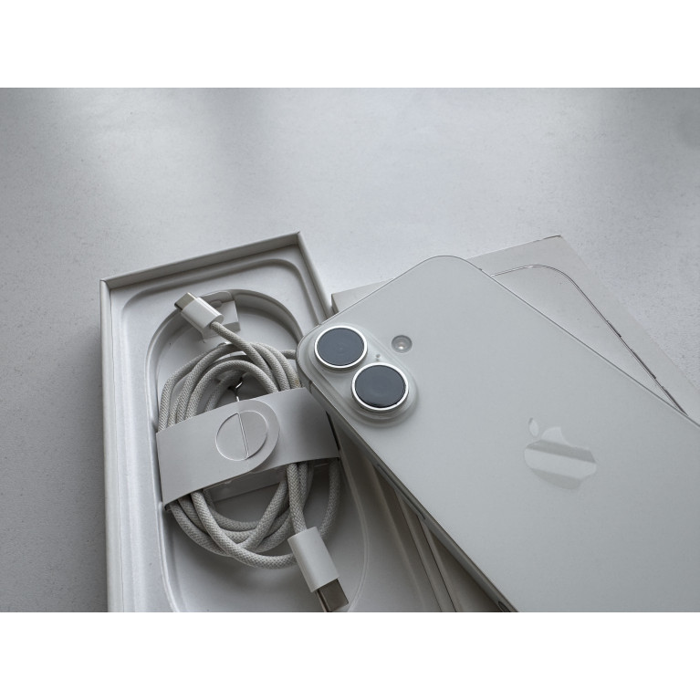 iPhone 16 128 Гб Белый Б/У