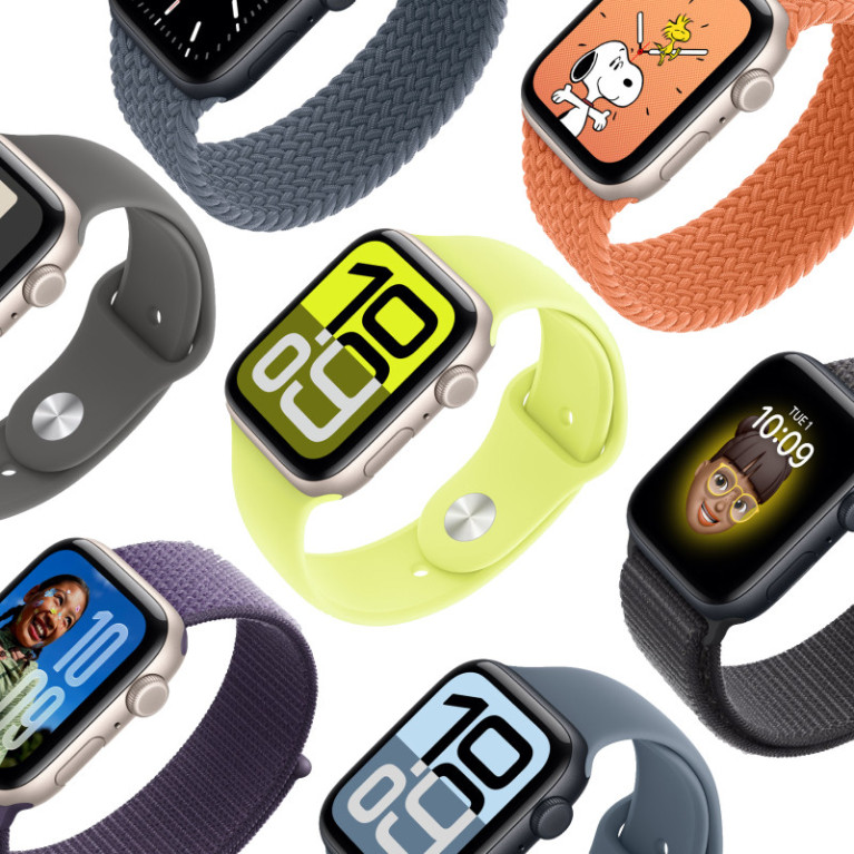 Apple Watch SE 3 / 44 мм / корпус из алюминия цвета Сияющая звезда / спортивный ремешок Светлый румянец